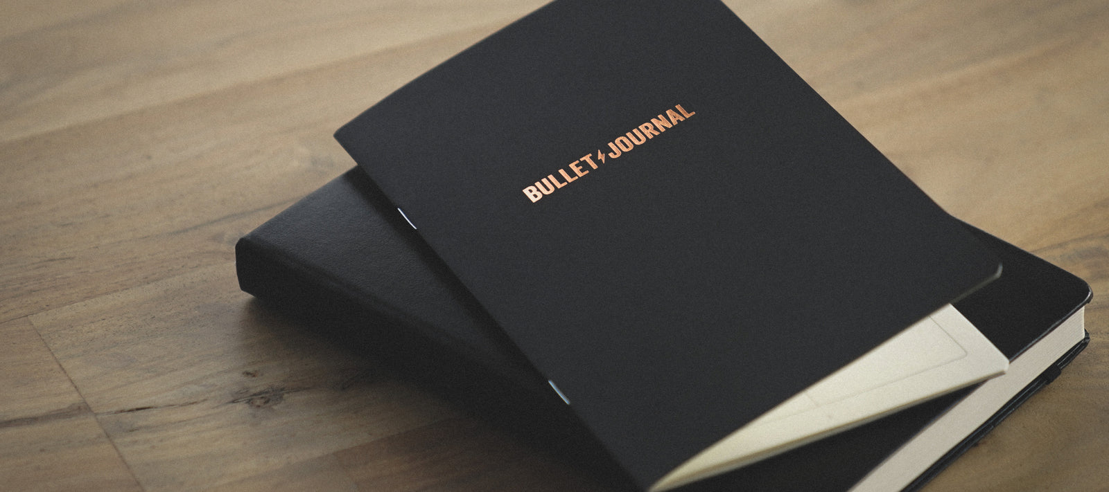 Bullet Journal Edition 2, Medium (A5), Couverture rigide, 206 pages num.,  Noir, pointillé - LEUCHTTURM - - Lamartine PARIS